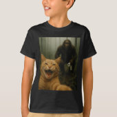 Funny Cat Surprised Happy Selfie With Bigfoot Sasq T-Shirt (Vorderseite)