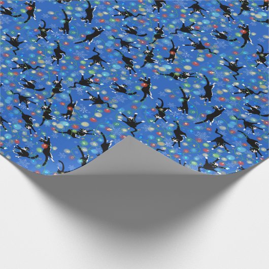 Funny Cat Tangle in Weihnachtslicht Geschenkpapier (Ecke)