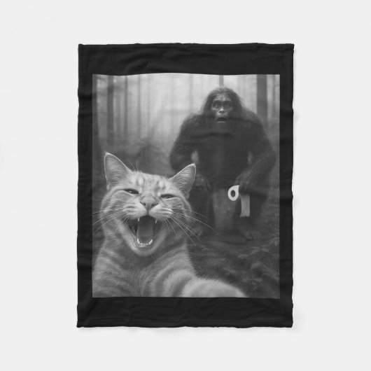 Funny Cat überrascht glücklich Selfie mit Bigfoot Fleecedecke (Vorderseite)