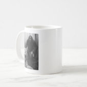 Funny Cat überrascht glücklich Selfie mit Bigfoot  Kaffeetasse (Vorderseite Links)