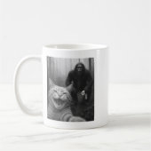 Funny Cat überrascht glücklich Selfie mit Bigfoot  Kaffeetasse (Links)