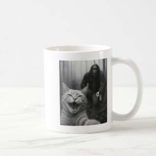 Funny Cat überrascht glücklich Selfie mit Bigfoot  Kaffeetasse
