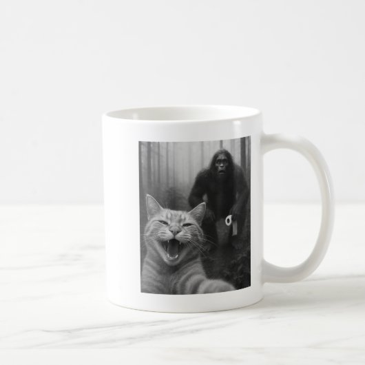 Funny Cat überrascht glücklich Selfie mit Bigfoot  Kaffeetasse (Rechts)