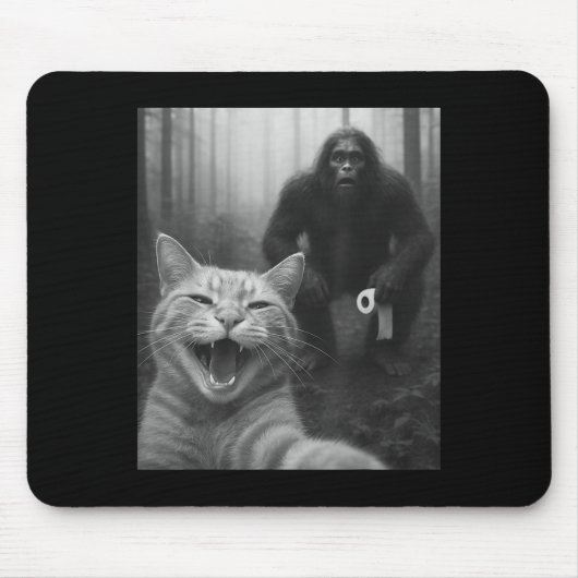 Funny Cat überrascht glücklich Selfie mit Bigfoot Mousepad (Vorne)