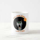 Funny Cat Watching Total Solar Eclipse 2024 Kaffeetasse (Mittel)