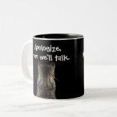 Funny Cat with Back Turned Will Entschuldigung Zweifarbige Tasse (Vorderseite Links)