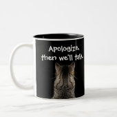 Funny Cat with Back Turned Will Entschuldigung Zweifarbige Tasse (Links)