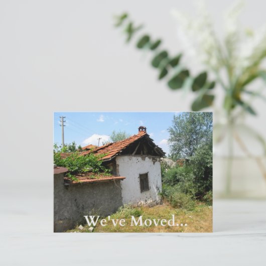 Funny Change Address Card Dilapidated Old House Ankündigungspostkarte (Stehend Vorderseite)