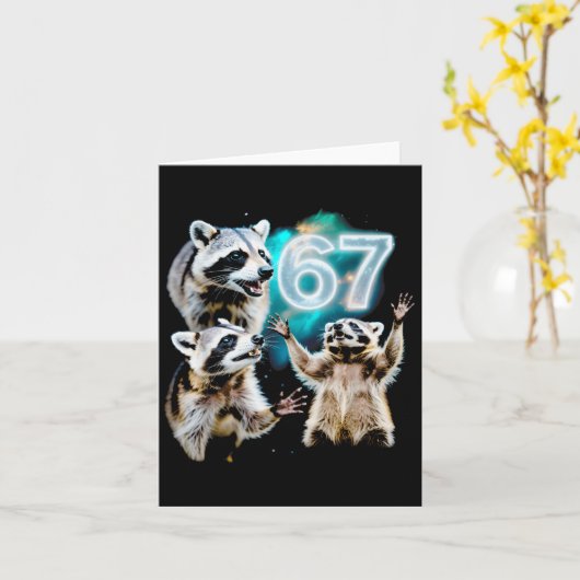 Funny Chaotic Raccoon Howling At 67 Cosmic Six Sev Karte (Gelbe Blume)