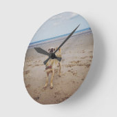 Funny cheeky chihuahua Strand Runde Wanduhr (Winkel)