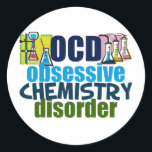 Funny Chemistry Runder Aufkleber<br><div class="desc">Ein lustiges Geschenk für Chemielehrer, das neben Wissenschaftlern mit Chemikalien für ein Experiment OCD Obsessive Chemie Disorder liest. Eine coole Chemie, die für einen Wissenschaftler ein wichtiges Geschenk ist.</div>