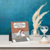 Funny Chicken Advice über die Straßenüberquerung Fotoplatte (InSitu)