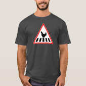 Funny Chicken Crossing Road T-Shirt (Vorderseite)