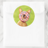 Funny Chihuahua Hund mit Sprinkle Donut auf Nase Runder Aufkleber (Tasche)