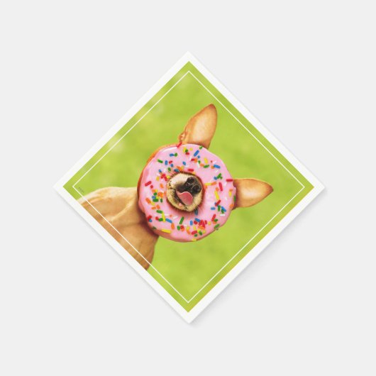 Funny Chihuahua Hund mit Sprinkle Donut auf Nase Serviette (Ecke)