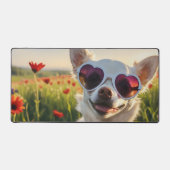 Funny Chihuahua mit Sonnenbrille auf einer Wiese Schreibtischunterlage (Vorderseite)