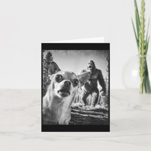 Funny Chihuahua Selfie With Bigfoot Sasquatch Cryp Karte (Vorderseite)