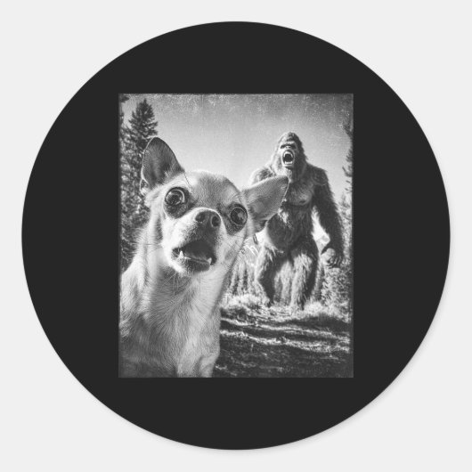Funny Chihuahua Selfie With Bigfoot Sasquatch Cryp Runder Aufkleber (Vorderseite)