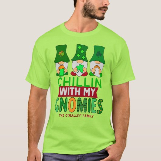 Funny Chillin mit Gnomies St Paddys Day Unisex T-Shirt (Vorderseite)