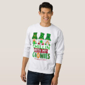 Funny Chillin mit Gnomies St Patricks Day Sweatshirt (Vorne ganz)