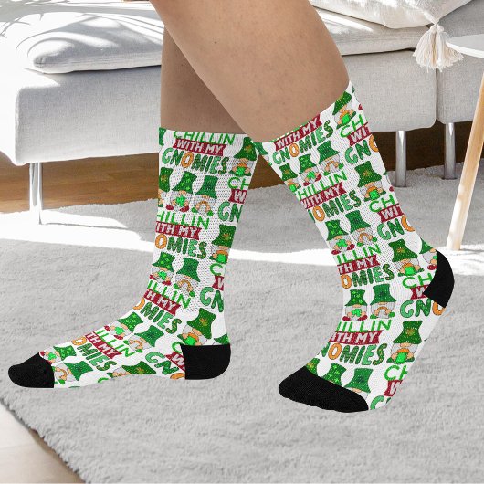 Funny Chillin mit Gnomies St Patricks Day Unisex Socken