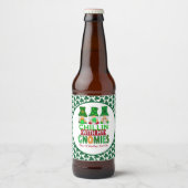Funny Chillin mit My Gnomies St Patricks Day Bierflaschenetikett (Vorderseite)