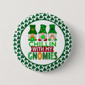 Funny Chillin mit My Gnomies St Patricks Day Button (Vorderseite)