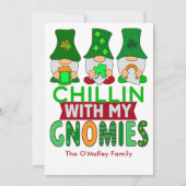 Funny Chillin mit My Gnomies St Patricks Day Flat Karte (Vorderseite)