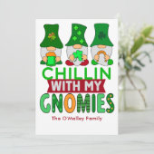 Funny Chillin mit My Gnomies St Patricks Day Flat Karte (Stehend Vorderseite)