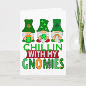 Funny Chillin mit My Gnomies St Patricks Day Karte (Vorderseite)