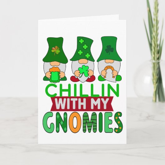 Funny Chillin mit My Gnomies St Patricks Day Karte (Vorderseite)