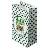 Funny Chillin mit My Gnomies St Patricks Day Kleine Geschenktüte (Vorderseite Schrägansicht)