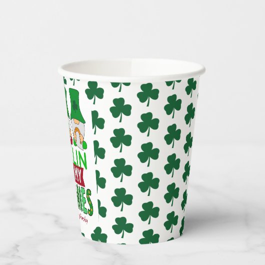 Funny Chillin mit My Gnomies St Patricks Day Pappbecher (Links)