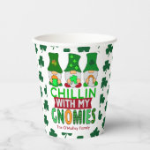 Funny Chillin mit My Gnomies St Patricks Day Pappbecher (Vorderseite)