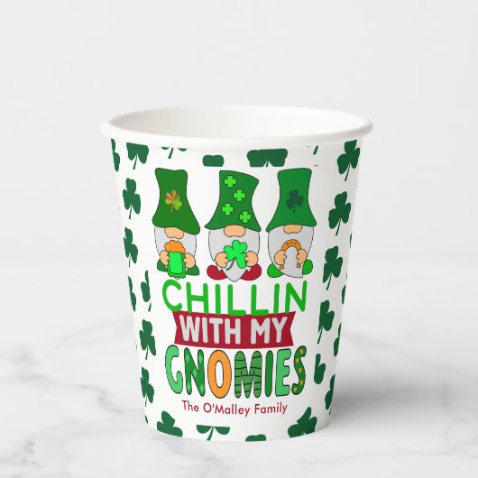 Funny Chillin mit My Gnomies St Patricks Day Pappbecher (Vorderseite)
