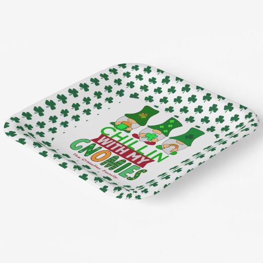 Funny Chillin mit My Gnomies St Patricks Day Pappteller (Gewinkelt)
