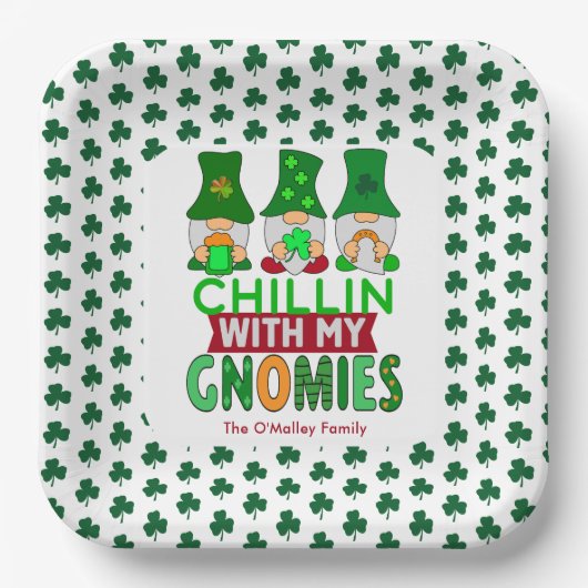 Funny Chillin mit My Gnomies St Patricks Day Pappteller (Vorderseite)