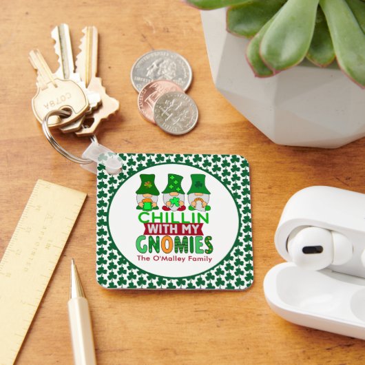 Funny Chillin mit My Gnomies St Patricks Day Schlüsselanhänger (Schreibtisch)