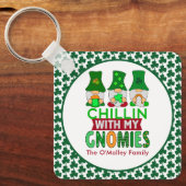Funny Chillin mit My Gnomies St Patricks Day Schlüsselanhänger (Vorderseite)