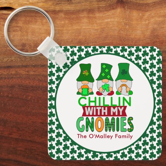 Funny Chillin mit My Gnomies St Patricks Day Schlüsselanhänger (Vorderseite)