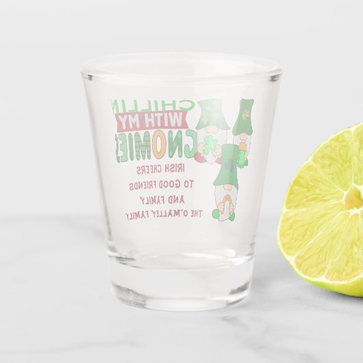 Funny Chillin mit My Gnomies St Patricks Day Schnapsglas (Rückseite)