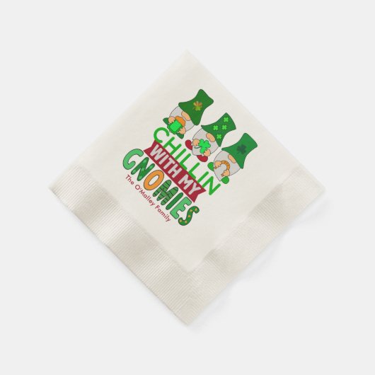 Funny Chillin mit My Gnomies St Patricks Day Serviette (Ecke)