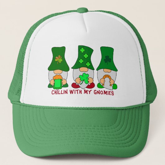 Funny Chillin mit My Gnomies St Patricks Day Truckerkappe (Vorderseite)