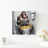 Funny Chimp auf einer Toilettenuhr, Quadratische Wanduhr (Zuhause)