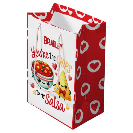 Funny Chips to My Salsa Valentine's Day Add Name Mittlere Geschenktüte (Vorderseite Schrägansicht)