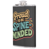 Funny Chiropractor gibt Spieß für Gesundheit Flachmann (Links)