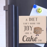 Funny Chocolate Cake Zitat Magnet<br><div class="desc">'Eine Diät kann dir nicht Joy as a Cake can bringen' Eine lustige Diät verses cake truism und ein witziges Feinschmecker-Sprichwort mit einer quirligen Schokoladenkuchen-Kuchen wving Illustration. Dieser lustige Anti-Dieting-Slogan ist das ideale Geschenk für Kuchenliebhaber und Backliebhaber. Funny cake Cartoon Art und Zitat von Künstlerin Catherine Sweetman</div>