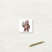 Funny Christmas Bigfoot Holding Matcha Post-it Klebezettel (Auf Schreibtisch)