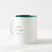 Funny Christmas Holiday Lover Minimale Typografie Zweifarbige Tasse (Vorderseite Links)