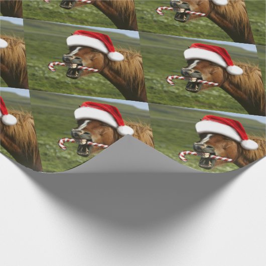 Funny Christmas horse with Santa Smiling Geschenkpapier (Ecke)